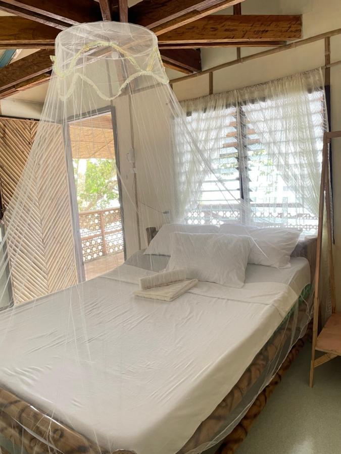 مبيت وإفطار مامباجاو Borbon'S Treehouse By The Sea المظهر الخارجي الصورة