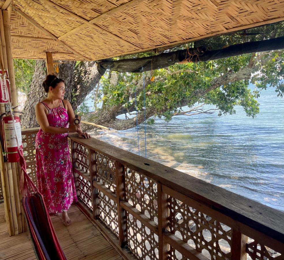 مبيت وإفطار مامباجاو Borbon'S Treehouse By The Sea المظهر الخارجي الصورة