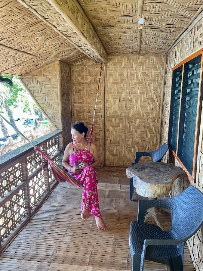 مبيت وإفطار مامباجاو Borbon'S Treehouse By The Sea المظهر الخارجي الصورة