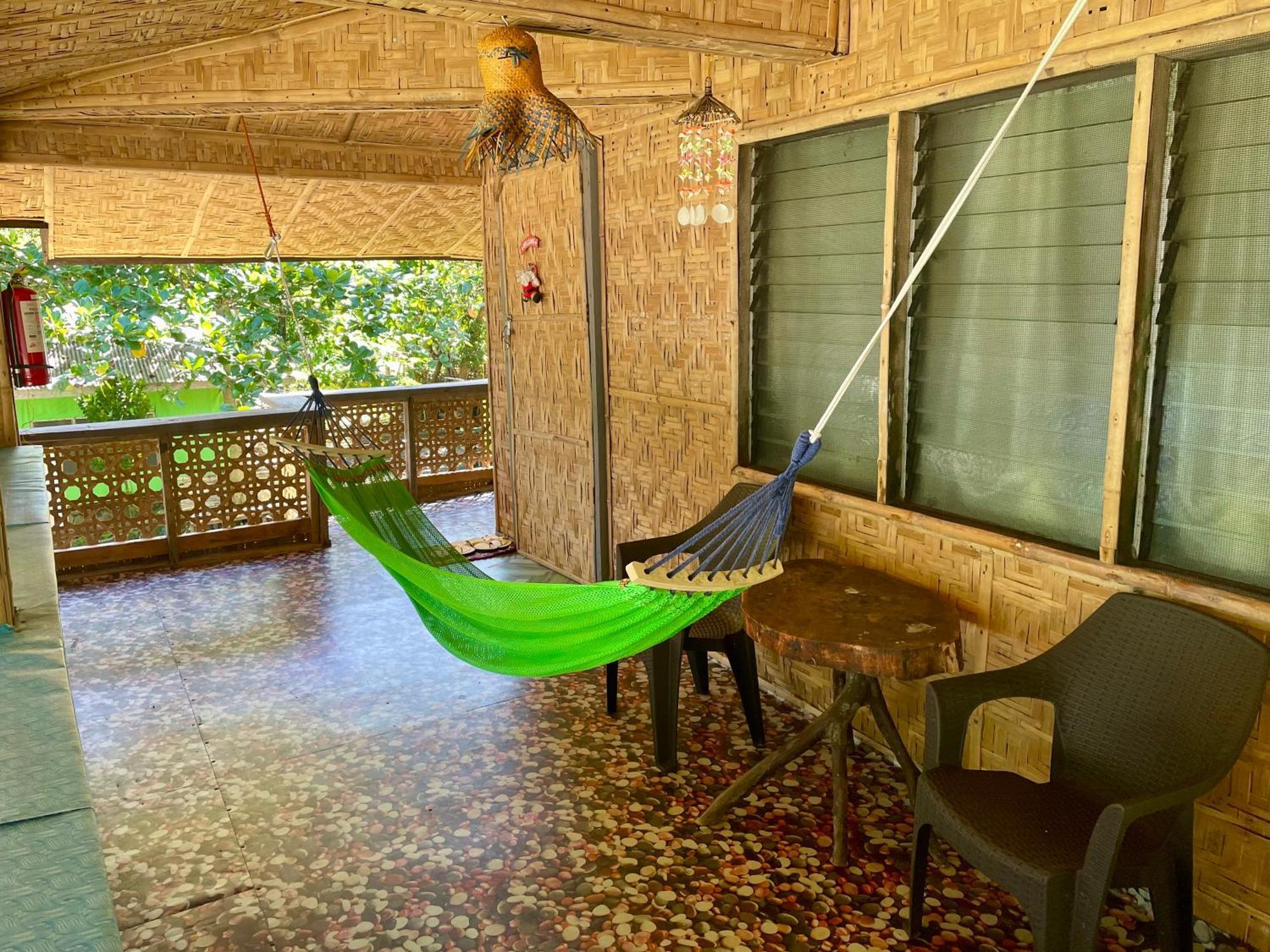 مبيت وإفطار مامباجاو Borbon'S Treehouse By The Sea المظهر الخارجي الصورة