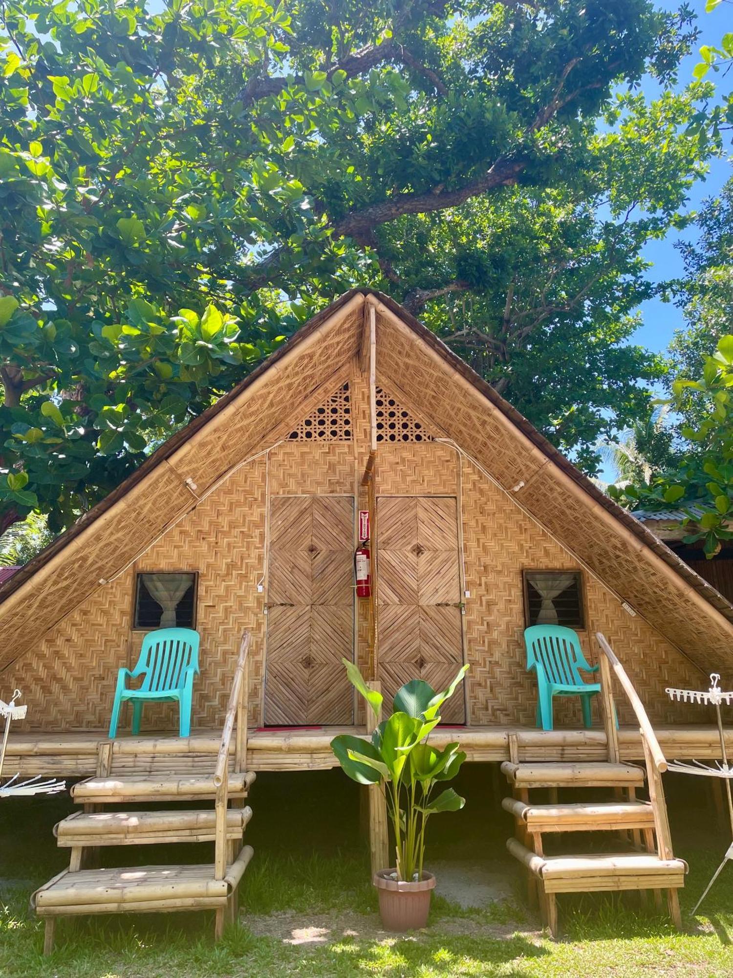 مبيت وإفطار مامباجاو Borbon'S Treehouse By The Sea المظهر الخارجي الصورة